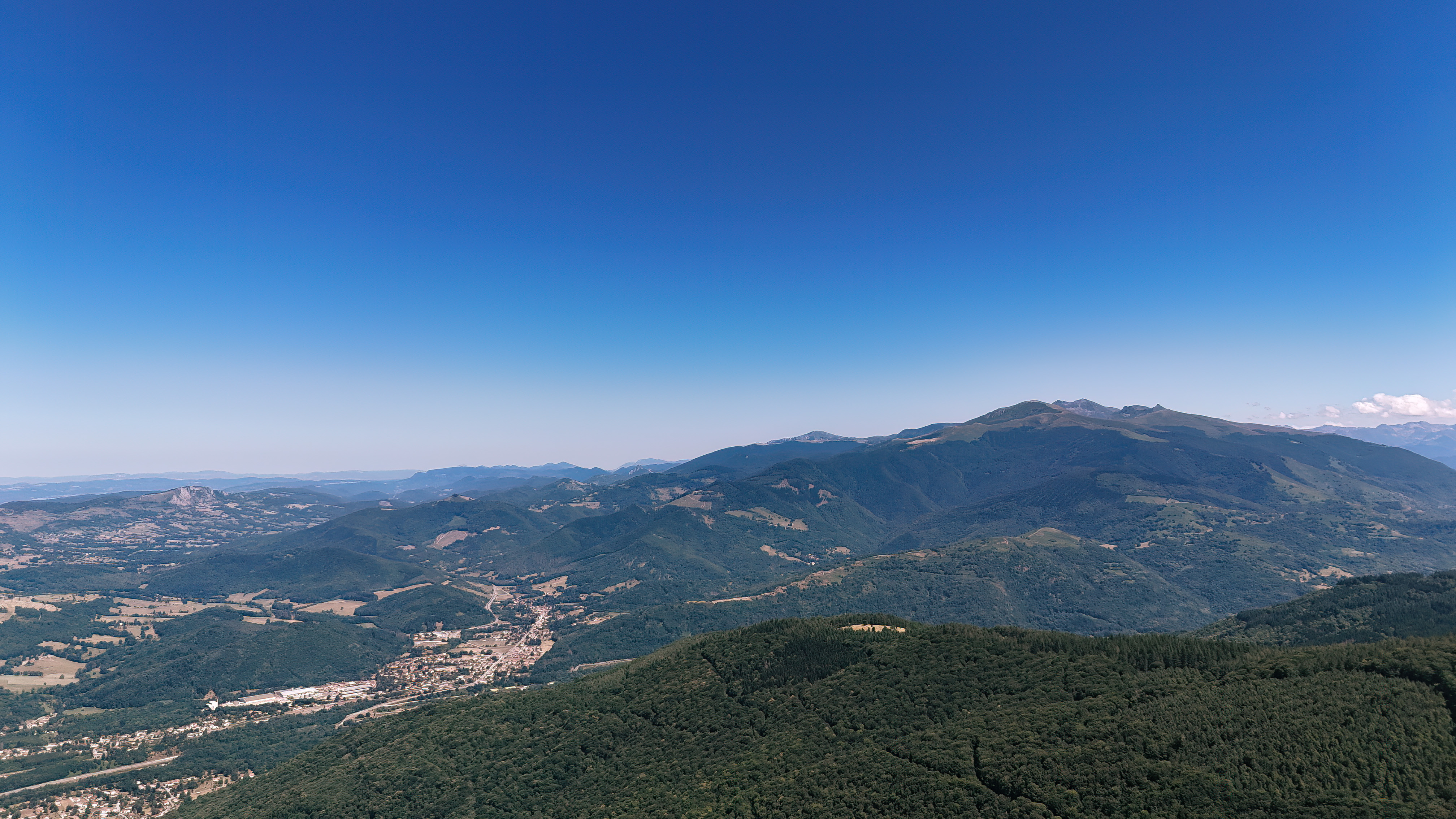 La vallée de Lavelanet vue depuis le Prat d'Albis ጠ Horizon Mont Fourcat
