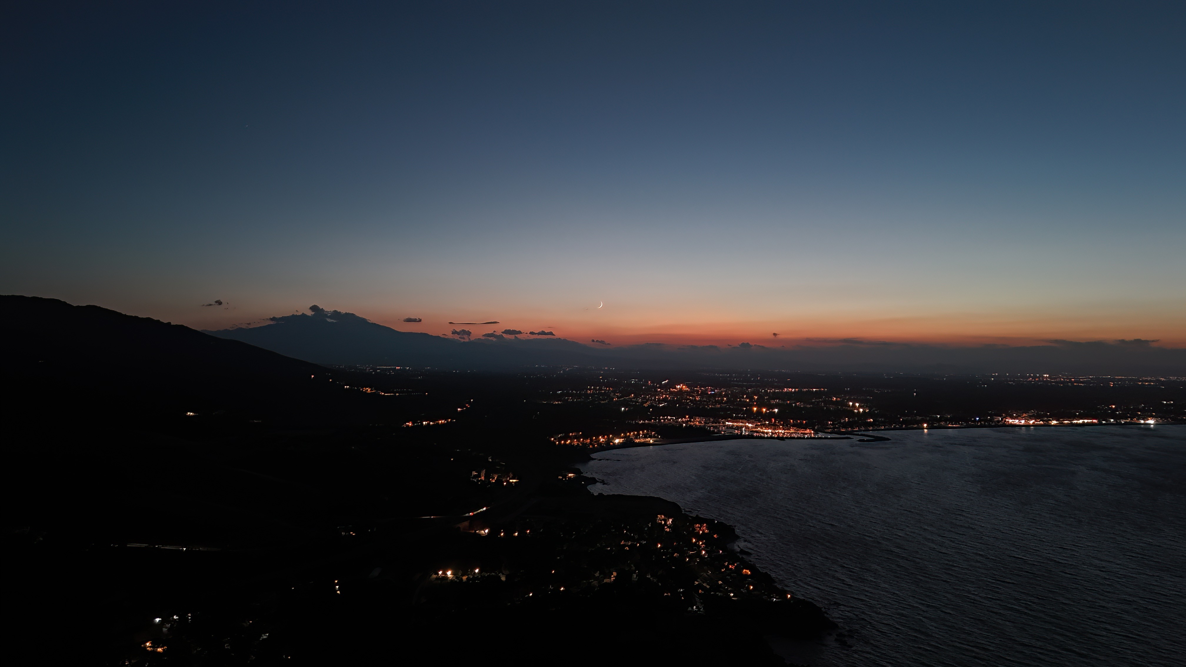Vue nocturne depuis les hauteurs de Collioure au crépuscule