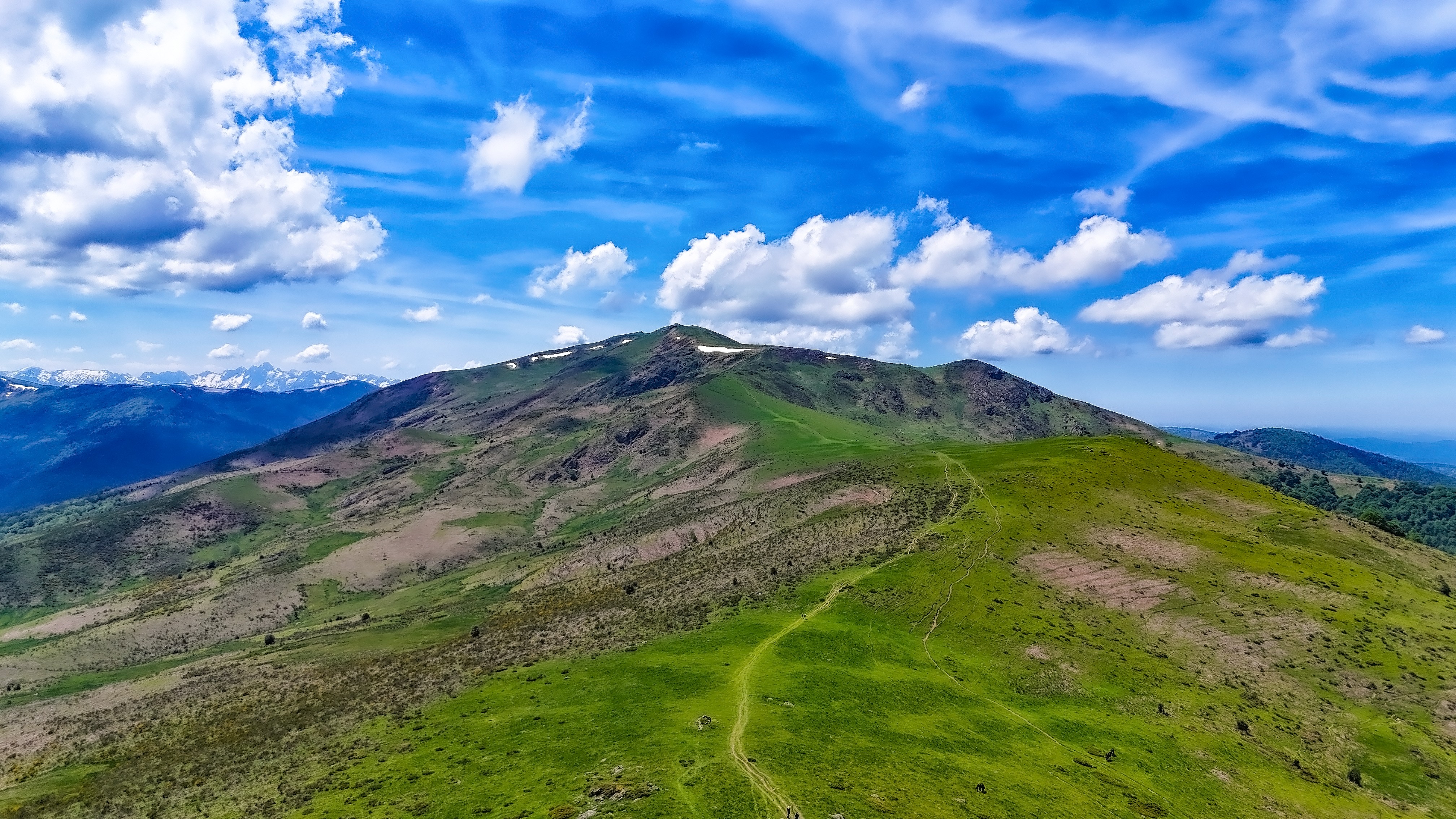 Depuis le Prat d'Albis (1200m) ጠ Le Mont Fourcat en face, Rocher de Batail au fond et Col du Picou à droite