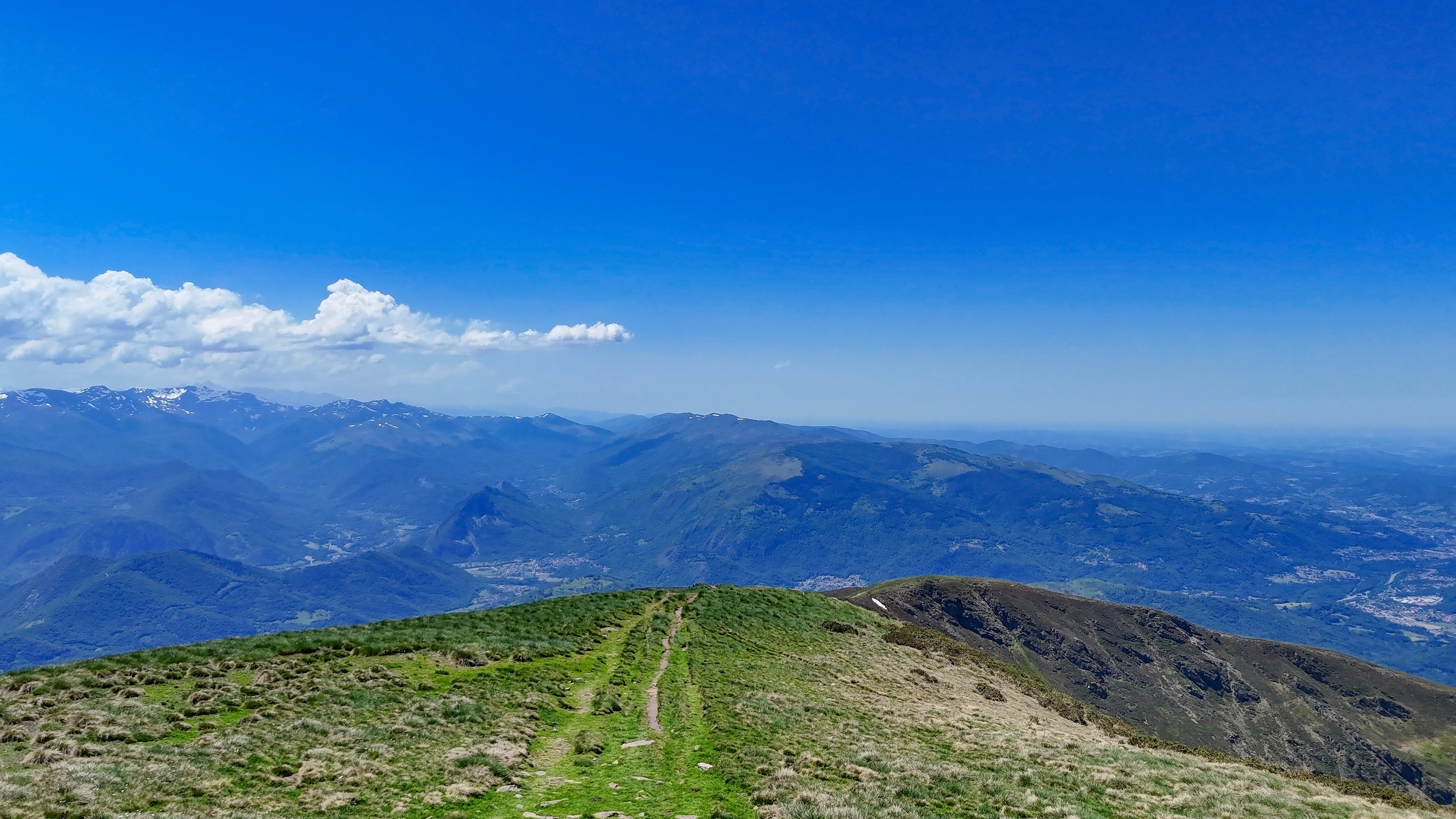 Descente du Mont Fourcat vers la Cabane du Berger ጠ Crête vue drone