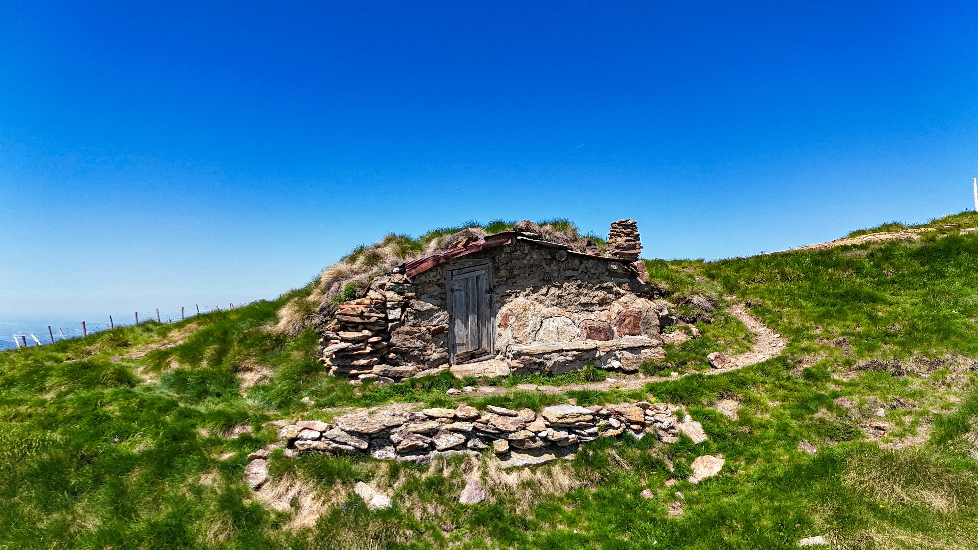L'Orri de la Cabane du Berger au Mont Fourcat ጠ Cabane en pierre sèche