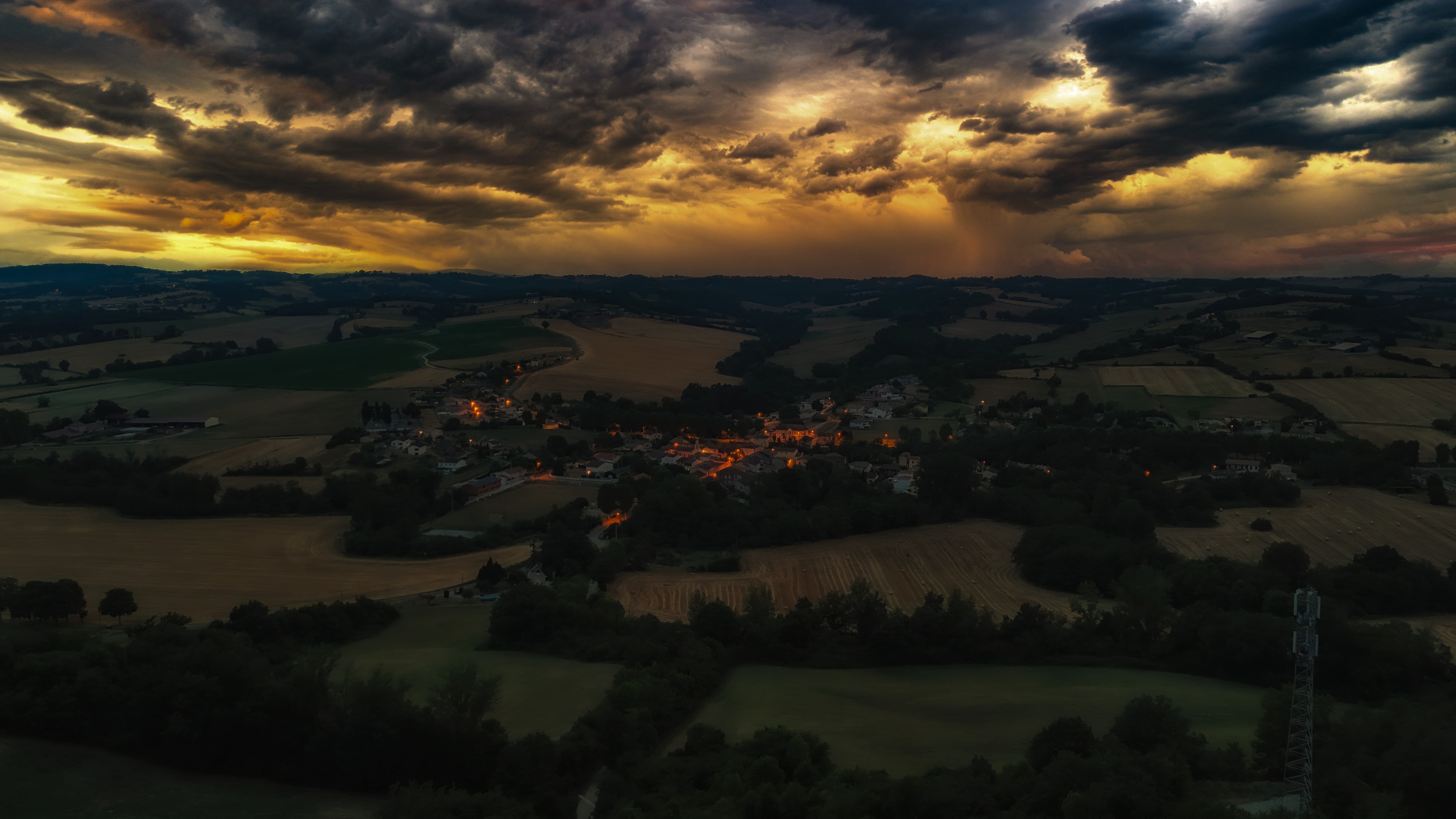 Escosse (09100), à côté de Pamiers, Ariège ጠ vue drone au-dessus du village