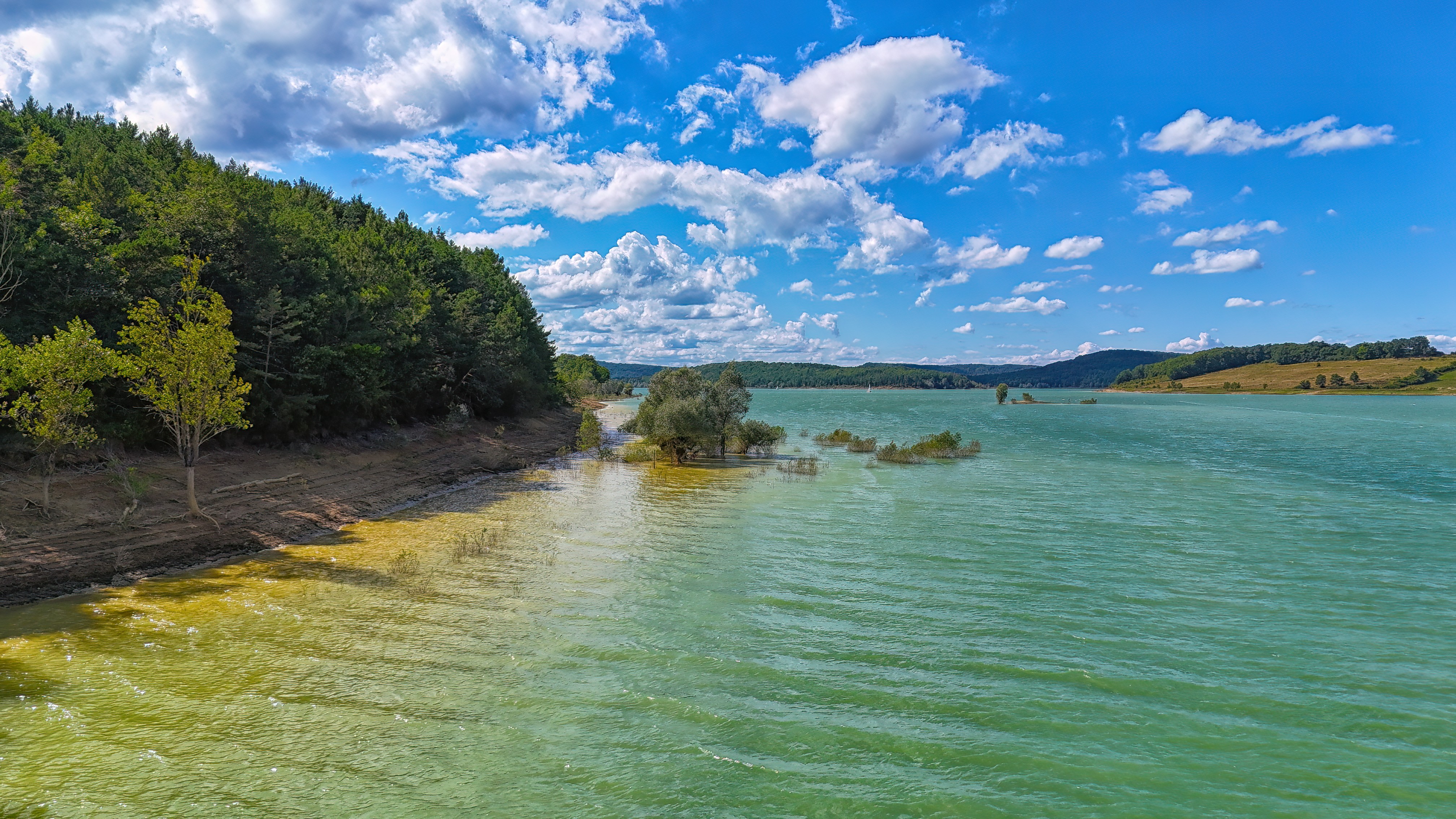 Les Berges Ocre et Turquoise du Lac de Montbel