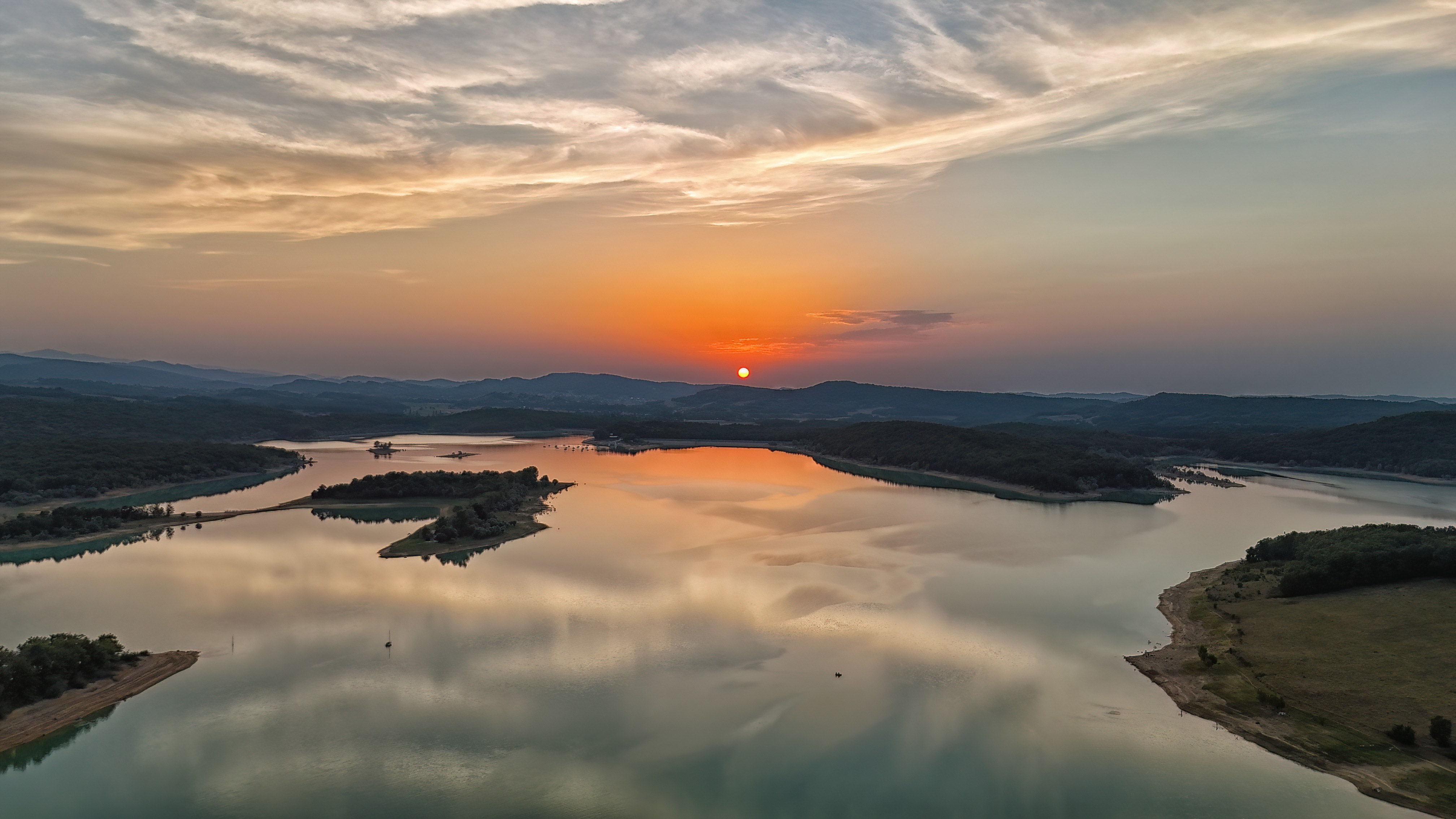 Soleil Couchant sur le Lac de Montbel - Le Miroir Infini