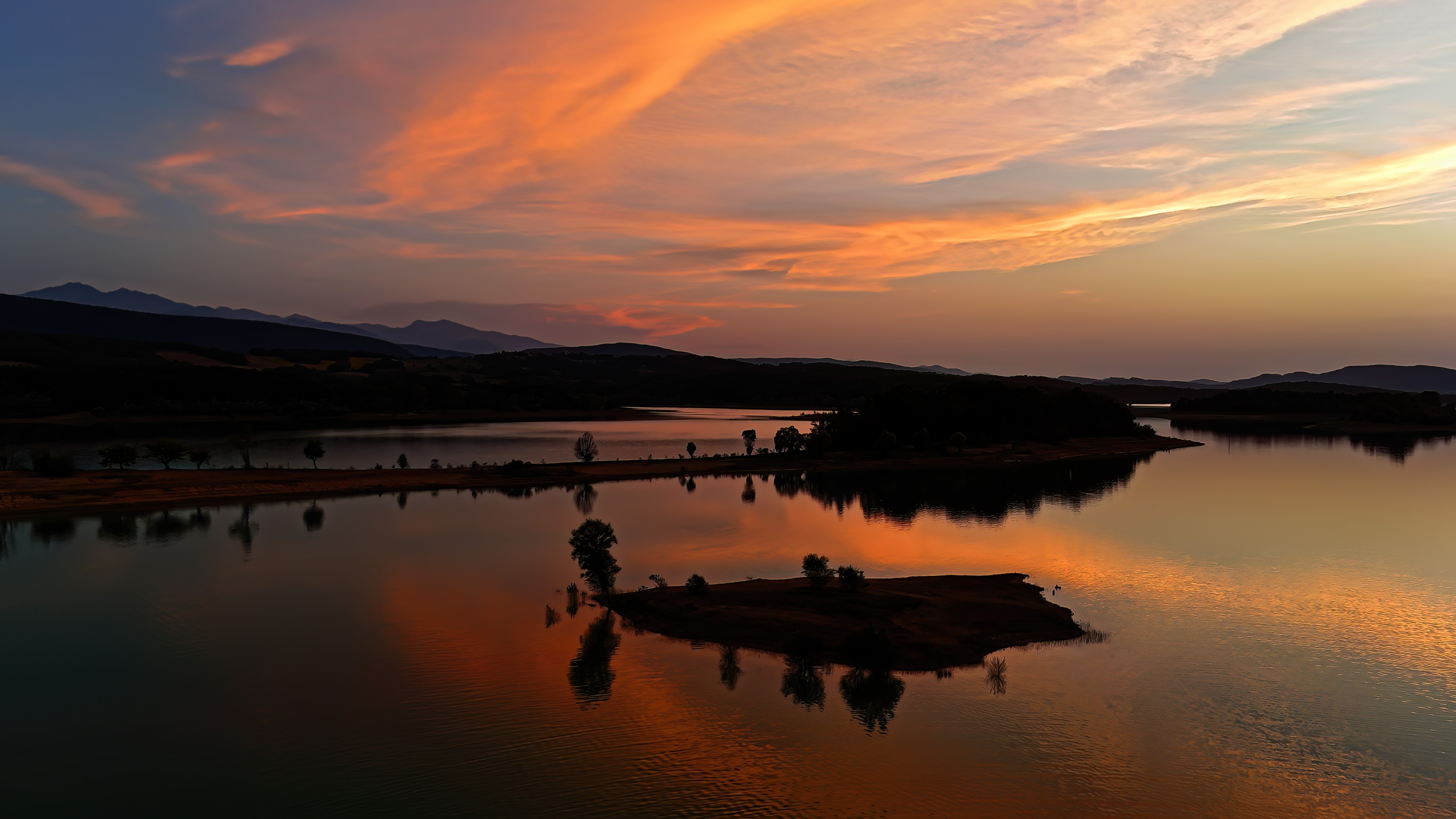 Crépuscule Incandescent sur le Lac de Montbel