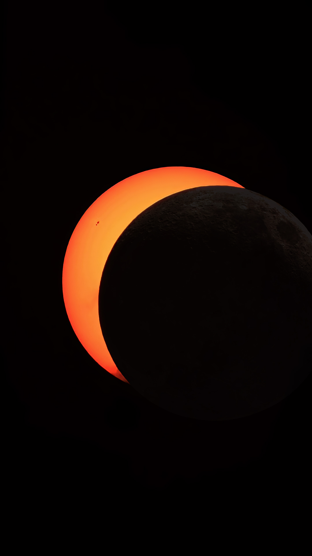 Éclipse 2026 ጠ Phase 80% ጠ Croissant rouge-orangé et tache solitaire