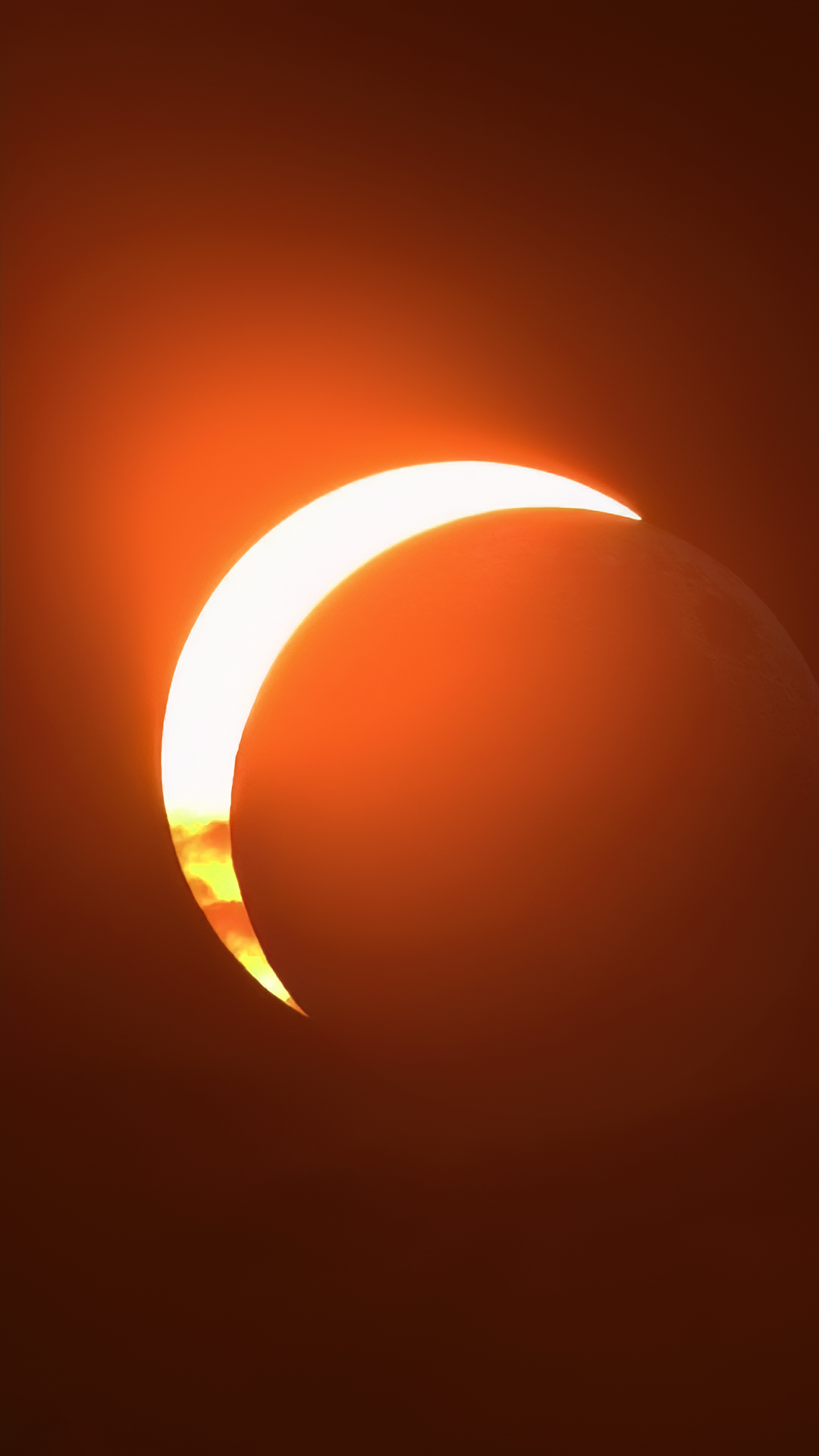 Éclipse 2026 ጠ Phase maximale 92% ጠ Croissant incandescent sur nuages d'or