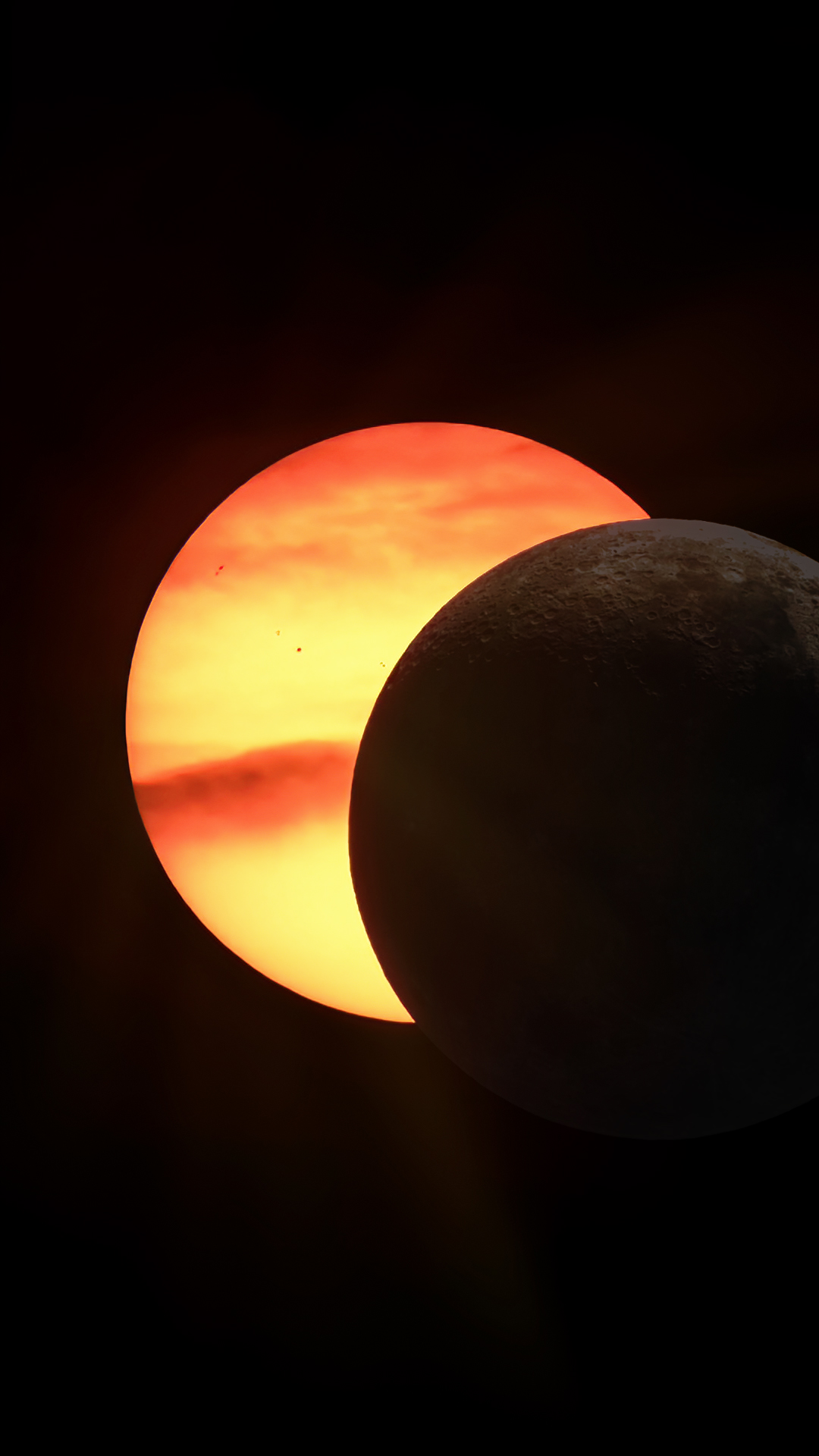 Éclipse 2026 ጠ Phase 42% ጠ 3 taches solaires et bande nuageuse rouge