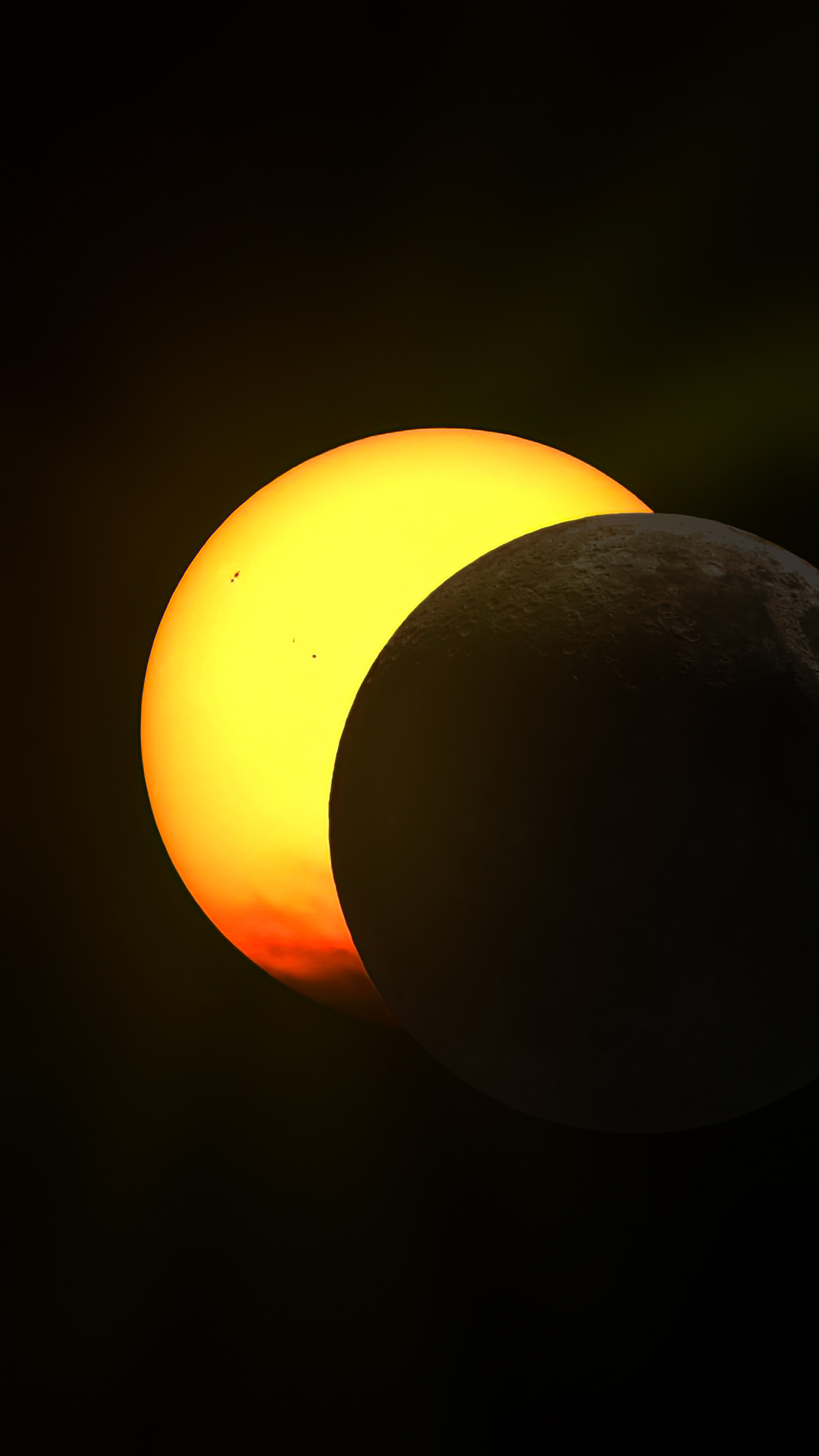 Éclipse 2026 ጠ Phase 50% ጠ Croissant avec nuage bas incandescent