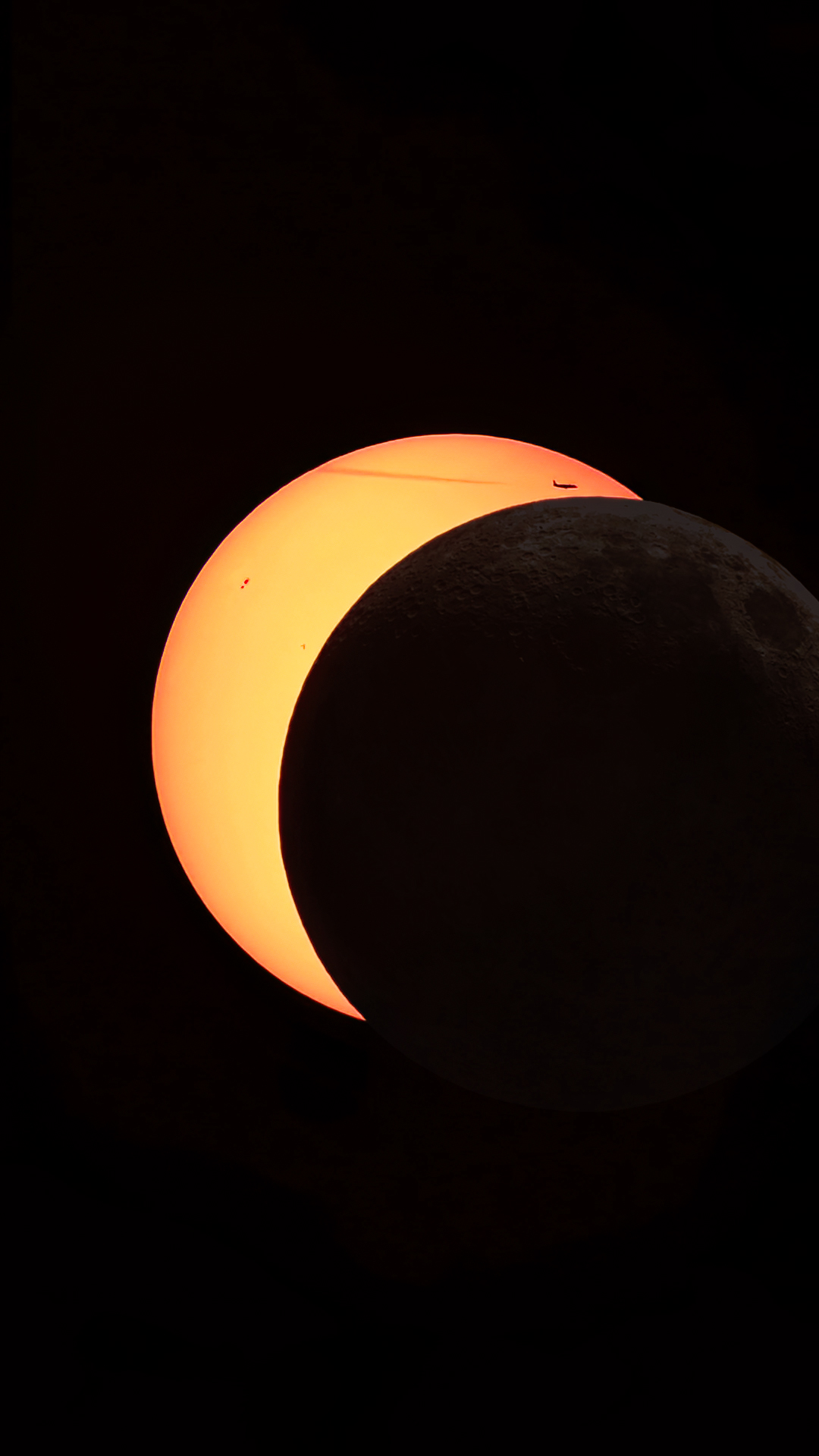 Éclipse 2026 ጠ Phase 62% ጠ Transit d'avion devant le croissant